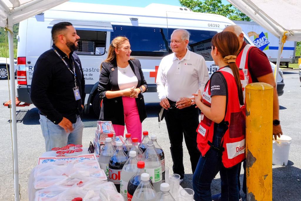 CruzRojaPR's tweet photo. La semana pasada, visitamos el Walmart de Toa Baja para agradecerles su apoyo a la campaña Dona tu Cambio. Esta tienda fue la que más recaudó a beneficio de las familias que asistimos en desastres. ¡Gracias por marcar la diferencia a través del donativo! https://t.co/DotuUgoRoC