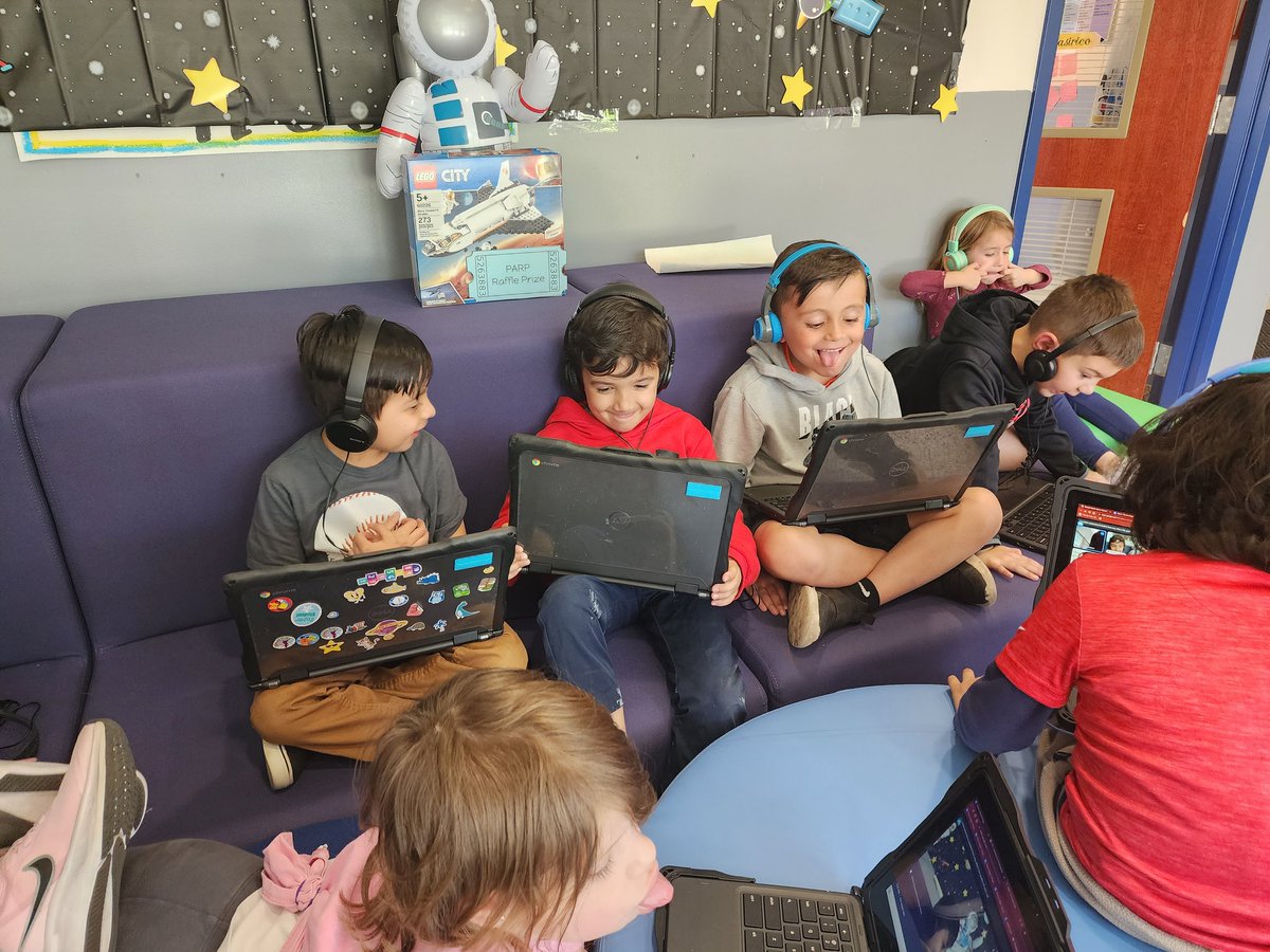 merkramer18's tweet photo. Kindergarteners enjoying using their Chromebooks outside their classroom.
@jm_jackson_esm
@esm_csd
@cpolney
@DrJChristie9
#sharktech https://t.co/x3KpYMebiU