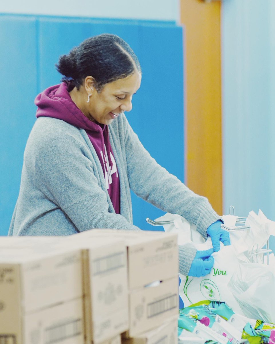 EpicChurchIntl's tweet photo. 399 families fed today through our Epic Food Pantry! 👏 GOD IS SO SO GOOD! And we are grateful for our volunteers who take their time to serve our community! 

It’s a blessing to be a blessing! ❤️

#njchurch #njfoodpantry https://t.co/t9AWZzzT99