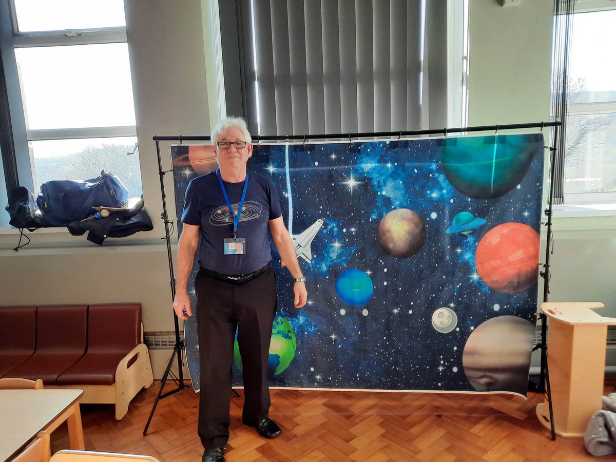 ttsscience's tweet photo. Diolch am y croeso unwaith eto @YsgolTrebannws 
Bore llawn hwyl yn edrych ar y gofod. 
A fun morning looking at space. 👨🏻‍🔬🚀🌒🌛🪐⭐️ https://t.co/eCZFAJ57Al