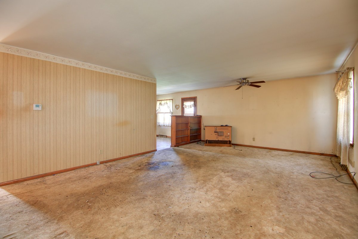 FidelBatresHom1's tweet photo. 𝐉𝐔𝐒𝐓 𝐋𝐈𝐒𝐓𝐄𝐃!! 1406 E 18th St, Sterling, IL 61081!!  3 Bedrooms, 2 Full Bathroom Ranch  | 1 Car (Attached) Garage | Listed for $59,900  |  Make This Investment Property Yours!!  Schedule A Showing Today! Call Fidel Batres, Realtor at 815-677-8331 https://t.co/KdI3ds7068 https://t.co/o2cCgE1eOb