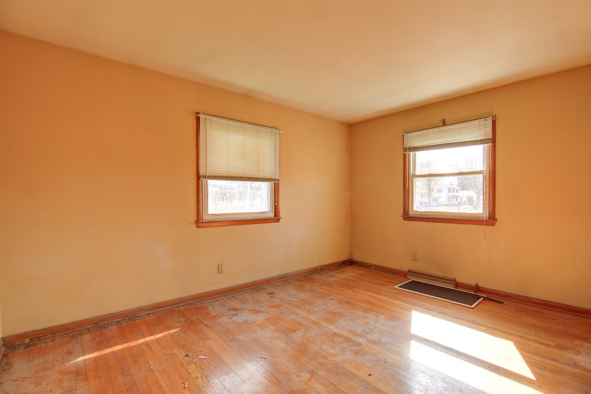 FidelBatresHom1's tweet photo. 𝐉𝐔𝐒𝐓 𝐋𝐈𝐒𝐓𝐄𝐃!! 1406 E 18th St, Sterling, IL 61081!!  3 Bedrooms, 2 Full Bathroom Ranch  | 1 Car (Attached) Garage | Listed for $59,900  |  Make This Investment Property Yours!!  Schedule A Showing Today! Call Fidel Batres, Realtor at 815-677-8331 https://t.co/KdI3ds7068 https://t.co/o2cCgE1eOb