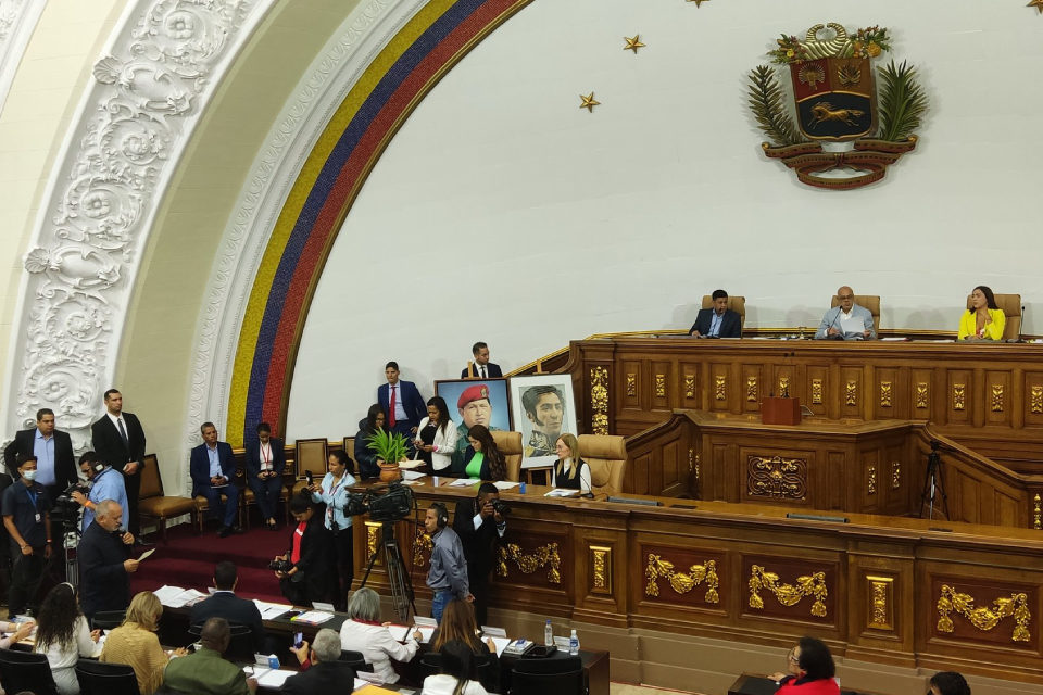 DiarioTalCual's tweet photo. AN-2020 posterga debate de ley que plantea quitarles los bienes a funcionarios corruptos #TalCual #ClaroyRaspao #SinApuros https://t.co/dw10E3zEhG https://t.co/dKNBLq59Ge