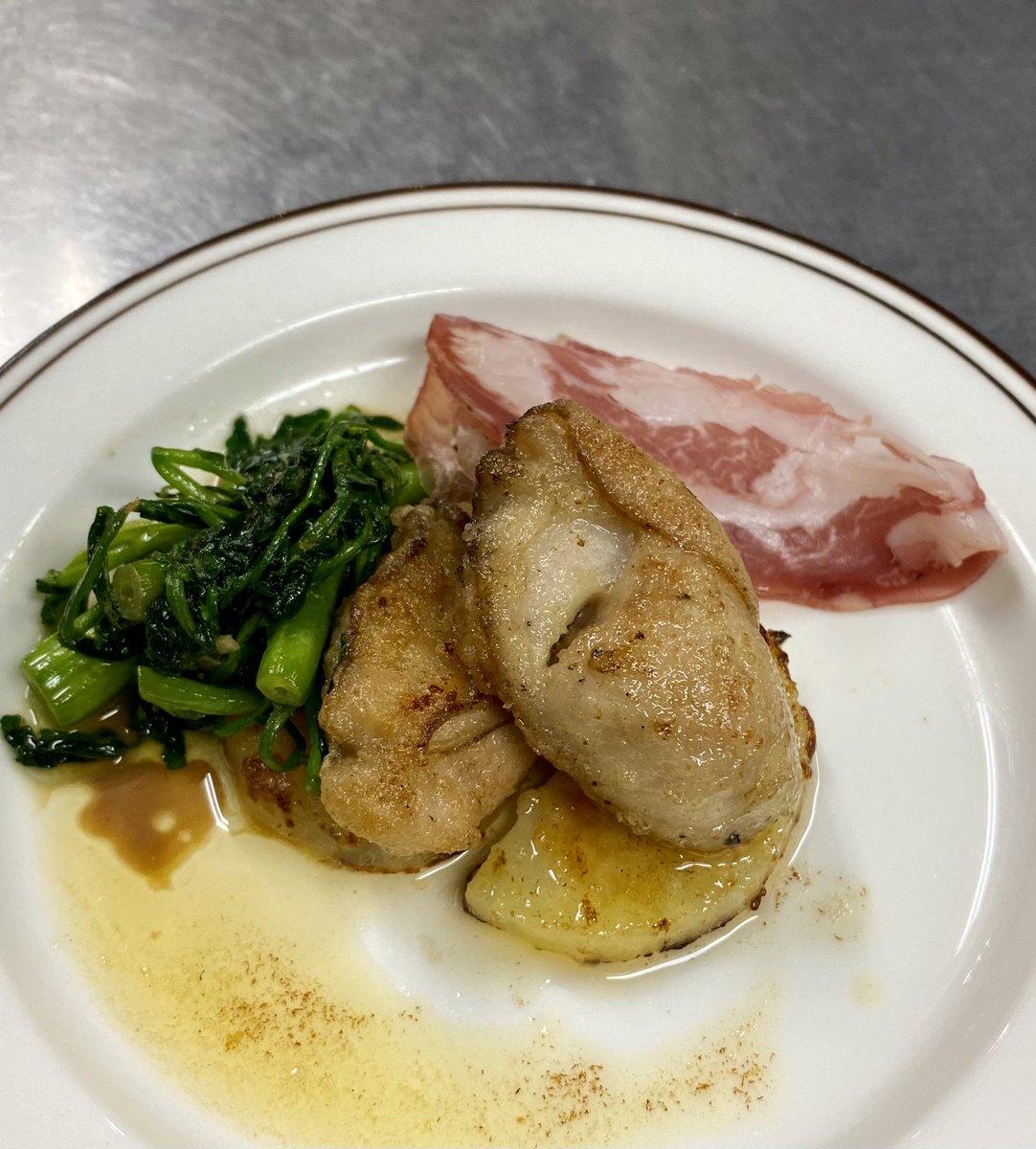 お世話になってる八百屋さんから
牡蠣を頂いたので、まかないで頂きました😋
旨味が強くぷりぷりでした
ごちそうさまでした☺️✨

・漬け真鯛丼と柴漬け
・牡蠣のムニエル
・じゃが芋のグラタン
・クレソンのアンチョビバターソテー
・キャベ千とポテトサラダ
・ふわふわ卵スープ