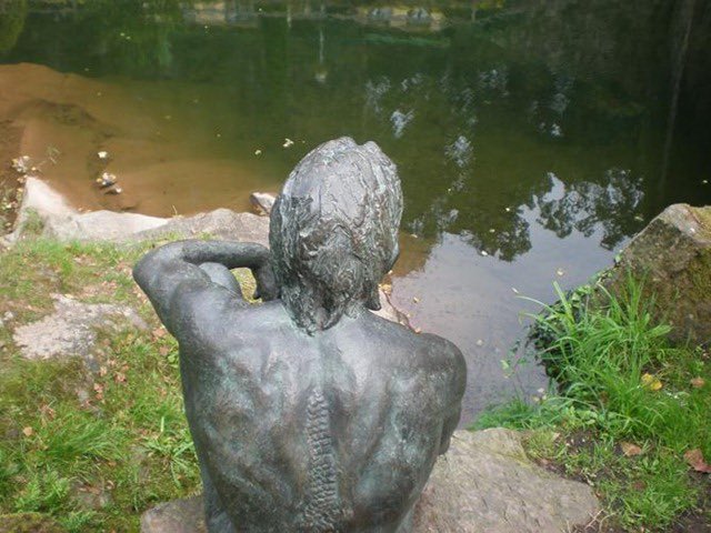 4. Mientras iba acercándose y antes de llegar, éste emocionado, reconoció su hogar y sin dudarlo se dirigió a su casa natal. Al llegar allí se encontraba su madre María y dos de sus hermanos que de inmediato le abrazaron. 

Francisco se quedó a vivir con su familia, pero nunca