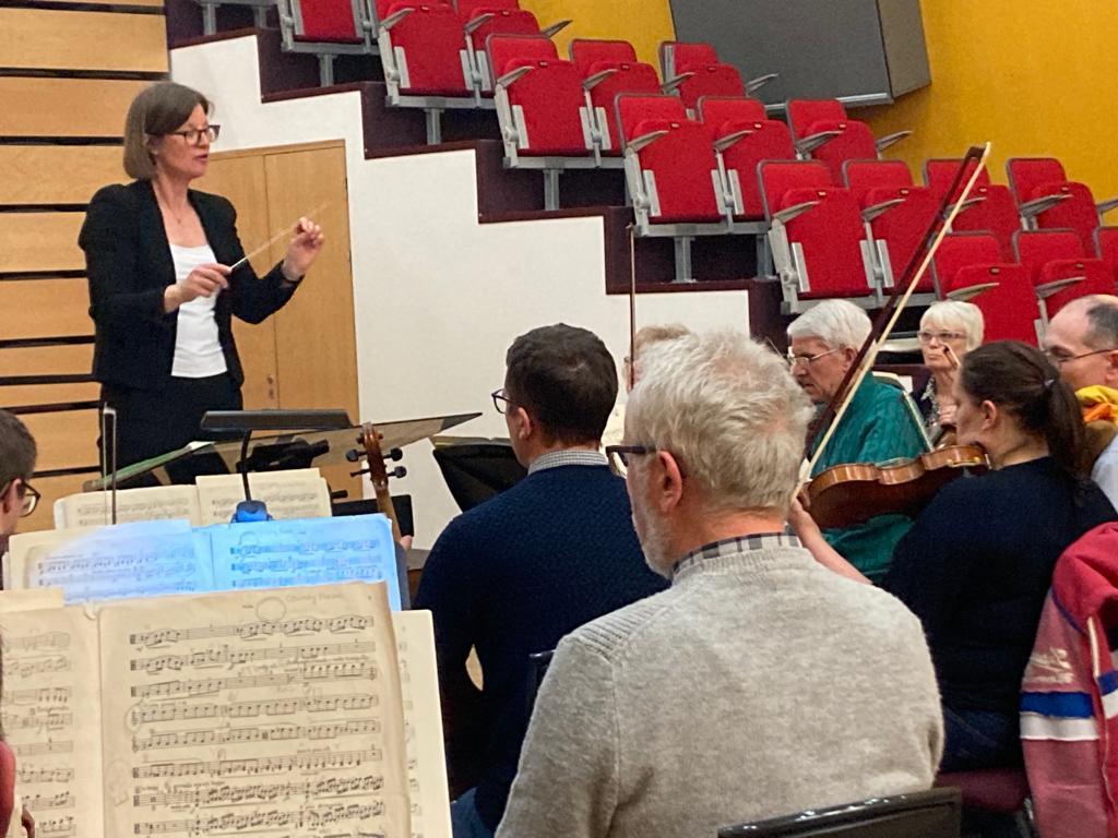 Here's our rehearsal conductor Elaine King doing her thing during a string rehearsal in preparation for our May concert.

🎟 Make sure to book your tickets for this exciting event at <a href="/CityHallHull/">Hull City Hall</a> on Saturday 13th May: hulltheatres.co.uk/events/hull-ph…