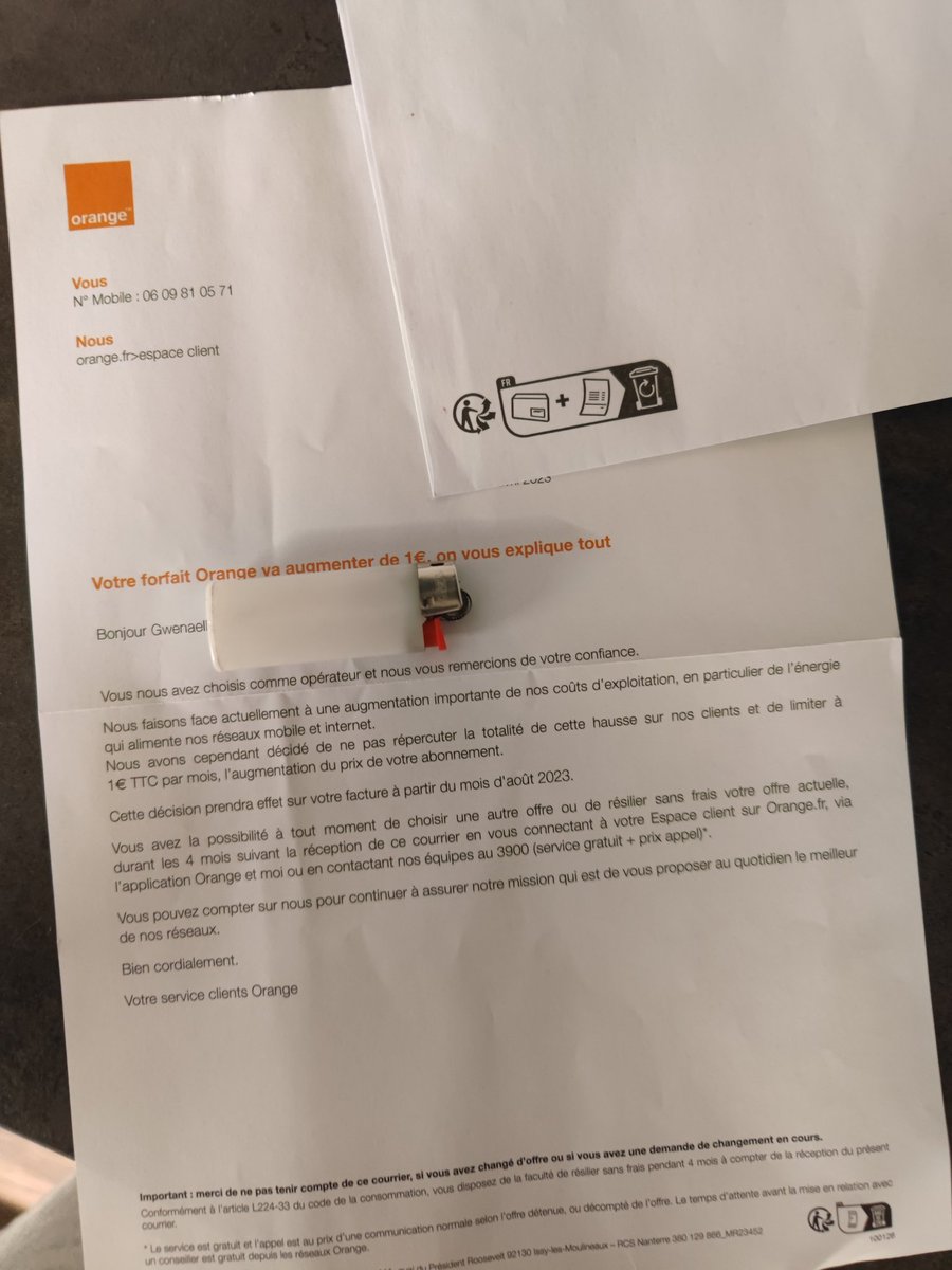 ItsMeGwene's tweet photo. Oh mais quelle gentillesse de la part d'orange de nous ajouter seulement QU'UN EURO par abonnement ! Sachant qu'on est JUSTE 20 MILLIONS DE CLIENTS. C'est pas mal a l'année... #orange #augmentationOrange #forfait #abonnementmobile https://t.co/rOC5JtTrPn