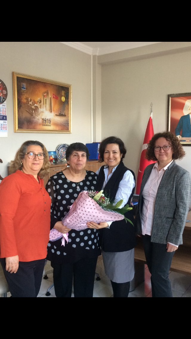 CanakkaleNVM's tweet photo. Adıyaman İl Nüfus ve Vatandaşlık Müdürü Ayten BULUNMAZER’i emeklilik hayatına eski görev yeri Çanakkale’den uğurladık.Bu yeni başlangıcın hayırlı uğurlu olmasını diliyoruz.@AytenBulunmazer @Ahmetgo96139384 https://t.co/ZyzGzZDHCz