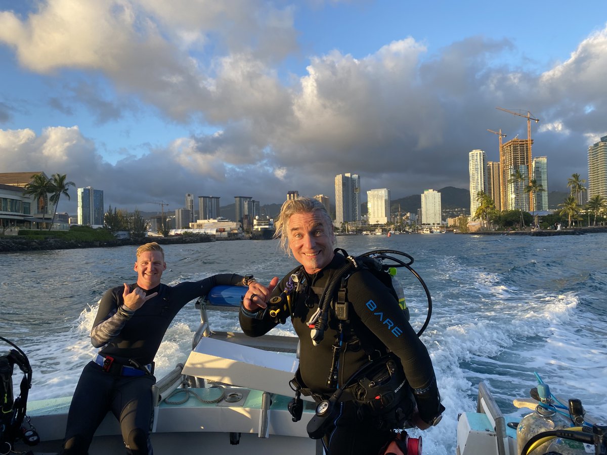 dive_aaron's tweet photo. Sunsets &amp; Night dives got us like: 😆🤙
.
#sunset #sunsetvibes #nightlife #nightdive #scuba #scubadiving #padi #skyline #honolulu #Hawaii https://t.co/ZrbAU0qy5O