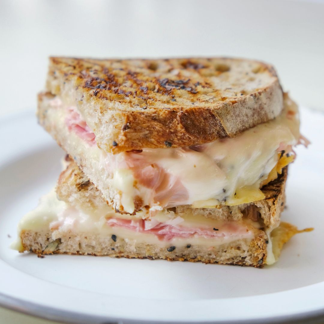 Amasacafe's tweet photo. Universal, preferido e infalible, mixto de jamón york de La Selva natural y queso havarti de proximidad producido a 43km de Madrid, en la localidad de Jarama; y por supuesto con nuestro pan de masa madre con harinas ecológicas de Farinera Coromina , elaborado en nuestro obrador🥪 https://t.co/KfvcP2Cbk9