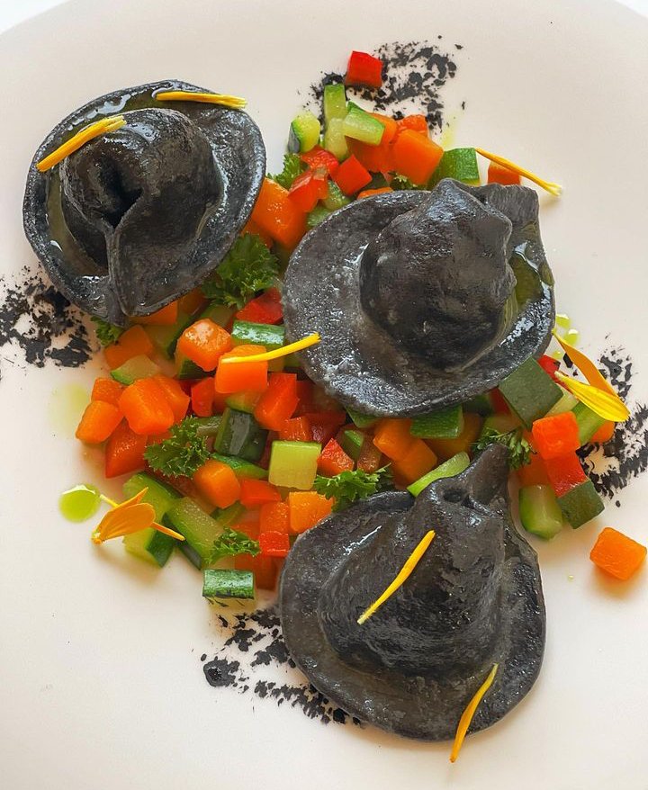 Tortellone nero con gallinella 🐟 bruonise di verdure e burro alla canapa 🪴 #pastafresca