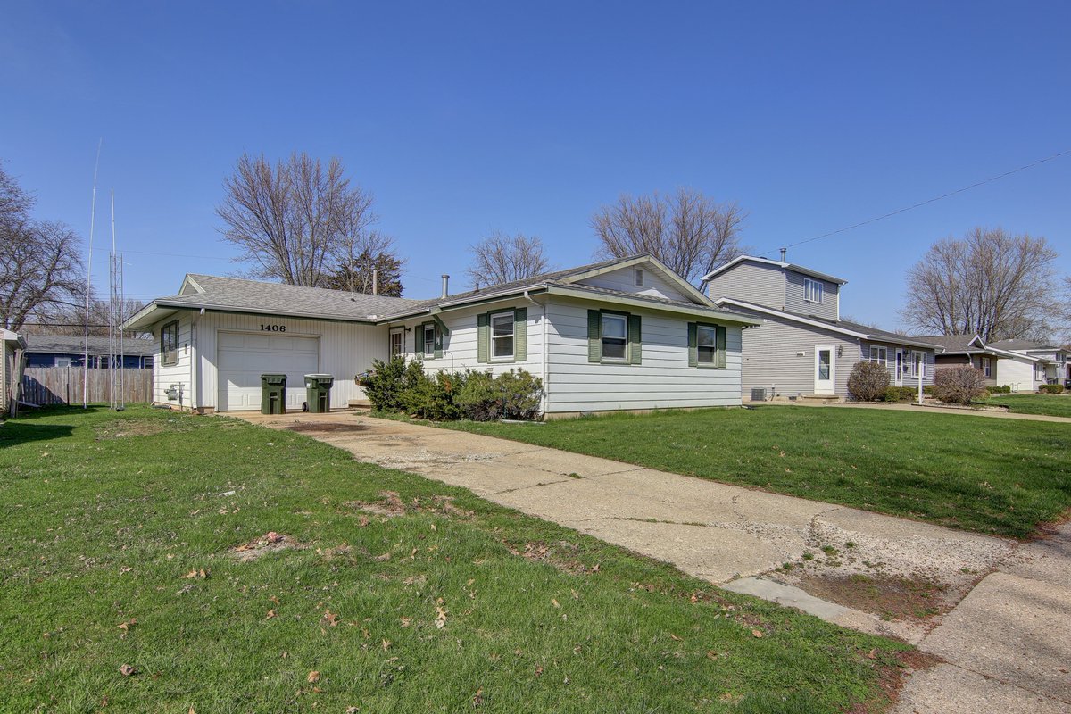 FidelBatresHom1's tweet photo. 𝐉𝐔𝐒𝐓 𝐋𝐈𝐒𝐓𝐄𝐃!! 1406 E 18th St, Sterling, IL 61081!!  3 Bedrooms, 2 Full Bathroom Ranch  | 1 Car (Attached) Garage | Listed for $59,900  |  Make This Investment Property Yours!!  Schedule A Showing Today! Call Fidel Batres, Realtor at 815-677-8331 https://t.co/KdI3ds7068 https://t.co/o2cCgE1eOb