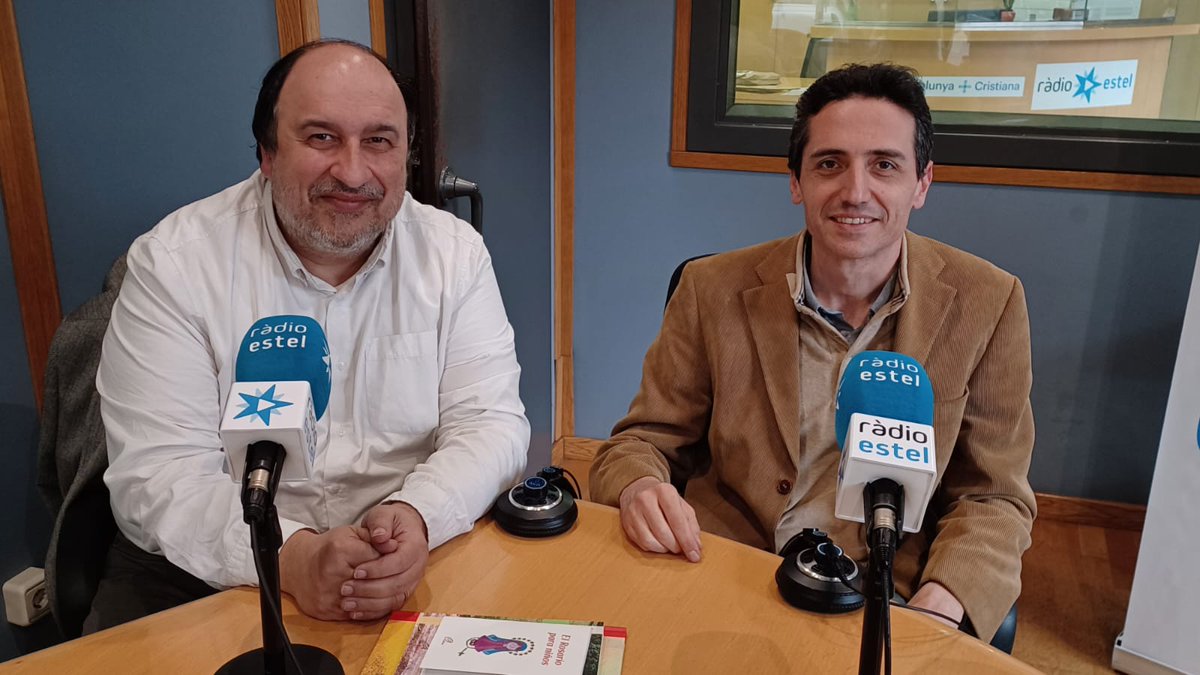 radioestel's tweet photo. #SANTJORDIESTEL | Recomanacions de llibres religiosos, quin triaràs tu? 📗🌹

👥 El diaca @quimil66, responsable de promocions de les Paulines; @IgnasiMoreta, editor de @FragmentaEd i @jboveduran, director general de @LlibreriaClaret.

▶️ Esccolta'ls: https://t.co/sFqA8vb1sg https://t.co/R0K5oTLslC