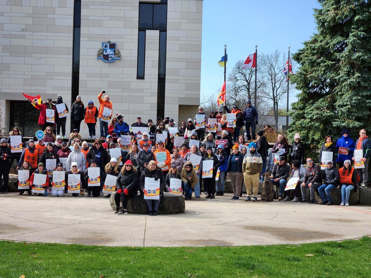 iSpiceYourLife's tweet photo. @psac_afpc #psacstrike #StrongerTogether #faircontractnow #ciu #psac #niagarafalls #solidarity https://t.co/malUqp4m2Q