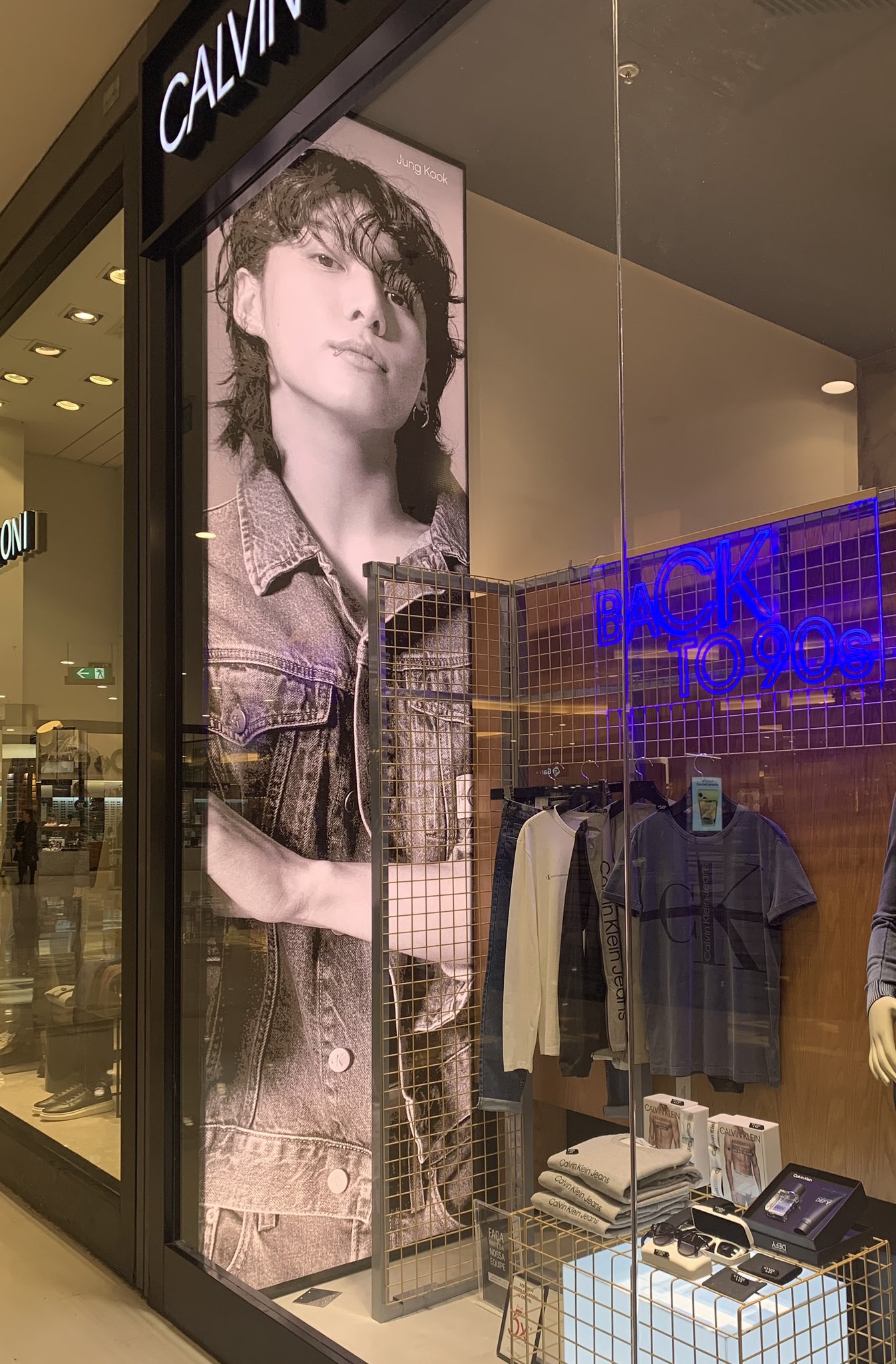 Jeon Jungkook Brazil on X: [📸] Anúncio de Jungkook para a Calvin Klein em  loja da marca no Barra Shopping Sul, em Porto Alegre, no Rio Grande do Sul  🇧🇷 #JUNGKOOKxCALVINKLEIN  /