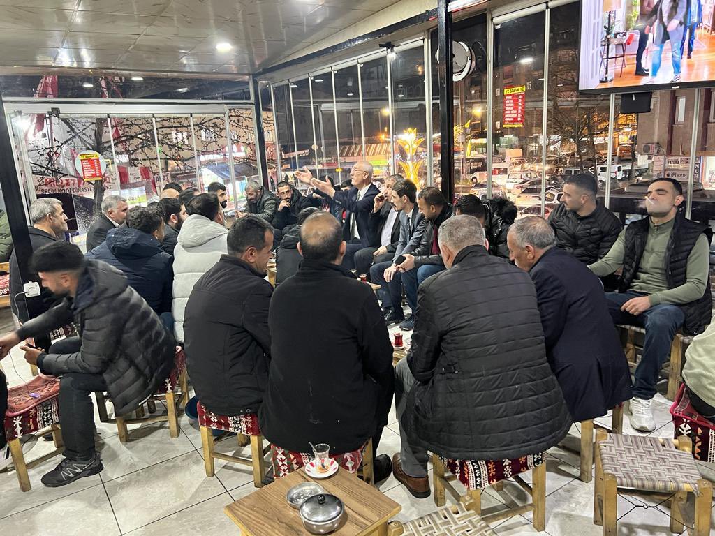 ismailsoylemez_'s tweet photo. İftar sonrası sigaranın yerini hiç bir siyasi mütalaa tutamaz.
Dezamın duruşuna ve sadakatine hayran oldum.
#bingoel #bingöl #colig https://t.co/hXlwYNW0wm