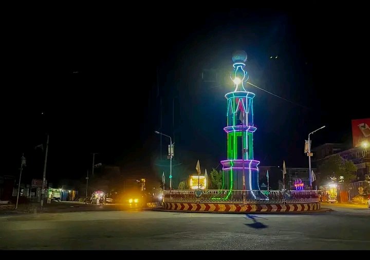 J_Abasi144's tweet photo. #د_اختر_شپه_لوګر_پل_علم_ښار🌇🌙🎆
خلک دشپې 11بجې لا هم اختر ته په چمتوالي او سودا اخیستلوبوخت دي.
پل علم ښار دې تل رنګین وي!😊 د ښار په روښانولو او رنګینولو کې د پل علم ښاروالۍ کړنې هم د ستایلو دي. https://t.co/1jRQkNO3ci
