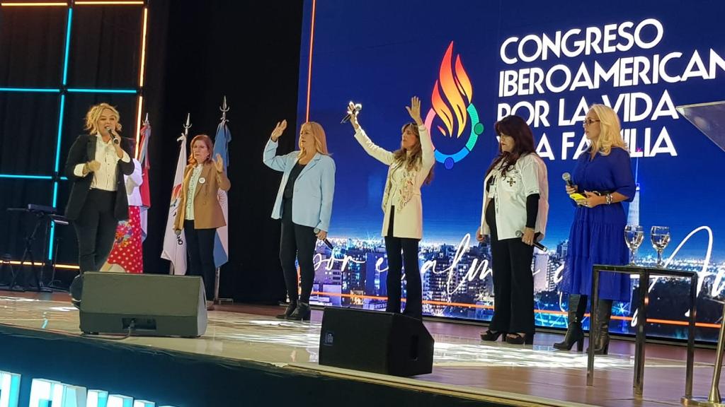 iglesiadelcent's tweet photo. Nuestros pastores en el Congreso Iberoamericano por la Vida y la Familia realizado en Córdoba con representantes de 1️⃣7️⃣ países encontrándose con amigos de distintos países que abrazan la causa de defender y poner en alto la familia como diseño de Dios ❤️🙌 https://t.co/8oHbyFHk1V