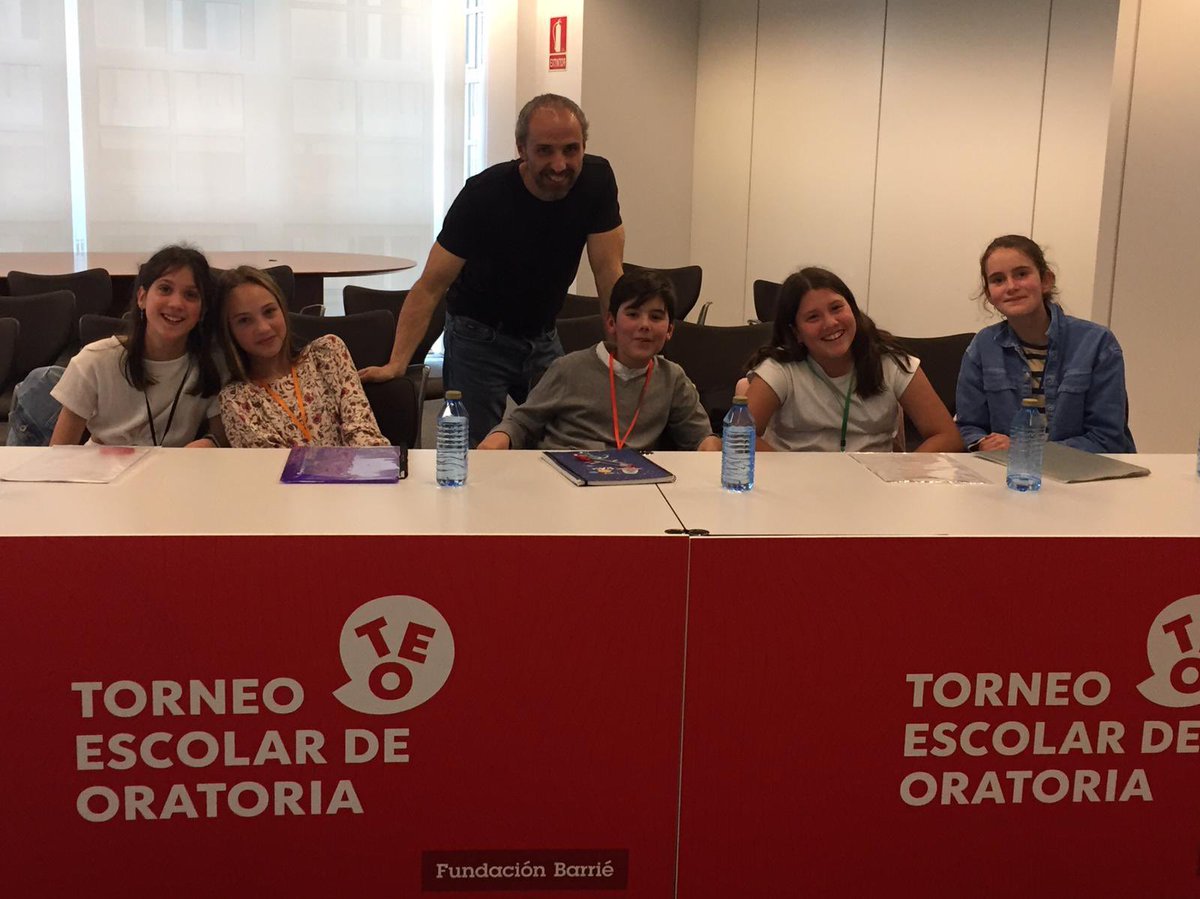 maristaslugo's tweet photo. Parabéns para o equipazo de 6° que acadou o primeiro posto na xornada de hoxe do II Torneo Escolar de Oratoria  da @FundacionBarrie. Unha experiencia inesquecible da que levan unha grande aprendizaxe e a posibilidade de clasificarse para a final do mes de maio.
#SonríeMaristas https://t.co/6tJukoNNat