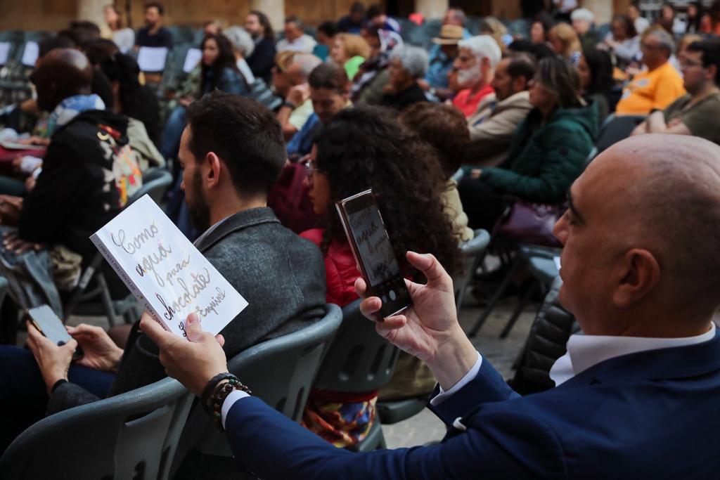 Tarde mágica en la #Alhambra con <a href="/Laura3Esquivel/">Laura_Esquivel</a> dentro del <a href="/FIPGRANADA/">FIP GRANADA</a>. 

Vuelve la poesía al Palacio de Carlos V 💚

📷 Lucía Rivas 

#AlhambraCultura #FIP