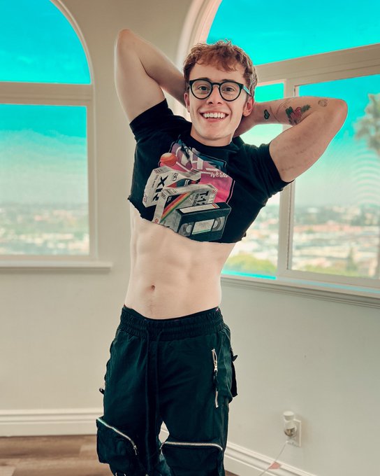 1 pic. I cropped this top :) https://t.co/JYbBfbx2Ii