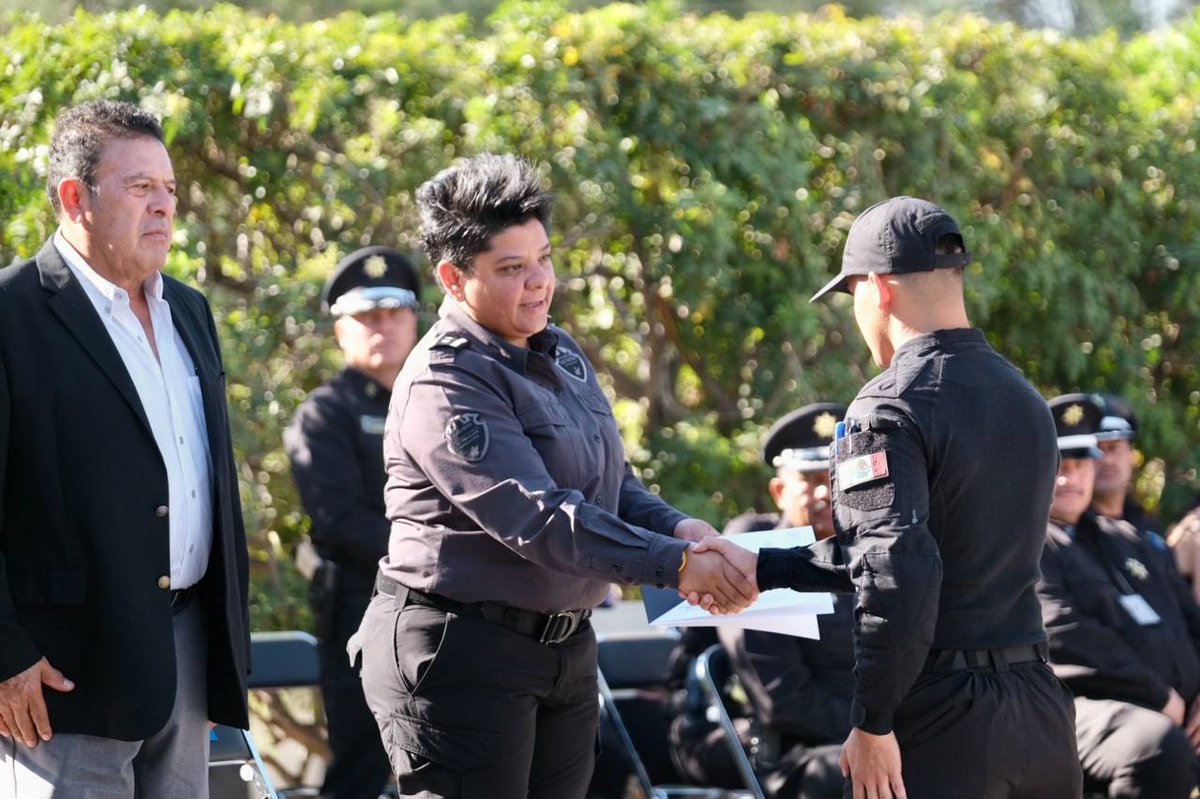 MtraVioleta's tweet photo. Acompañé a las y los nuevos policías custodios de la generación LXIV en su ceremonia de graduación así como  a mujeres y hombres que iniciarán su formación como policías custodios, policías estatales y policías viales.
Mucho éxito a todas y todos en esta nueva etapa de formación https://t.co/H9w82Rjvx3