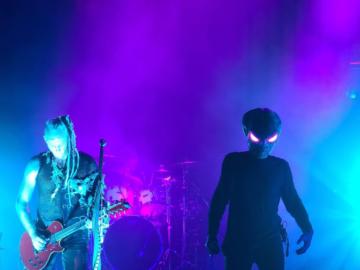 LuciaZgr's tweet photo. Thanks to my husband, I can finally cross off โGo to a concert where the lead singer wears an alien maskโ from my bucket list ๐คฆ๐ปโโ๏ธ๐คฃ Thanks for protecting me from the mosh-pitters, babe ๐ #SkinnyPuppy #MyFirstIndustrialConcert #FillmoreSilverSpring https://t.co/FlRrImUmNS
