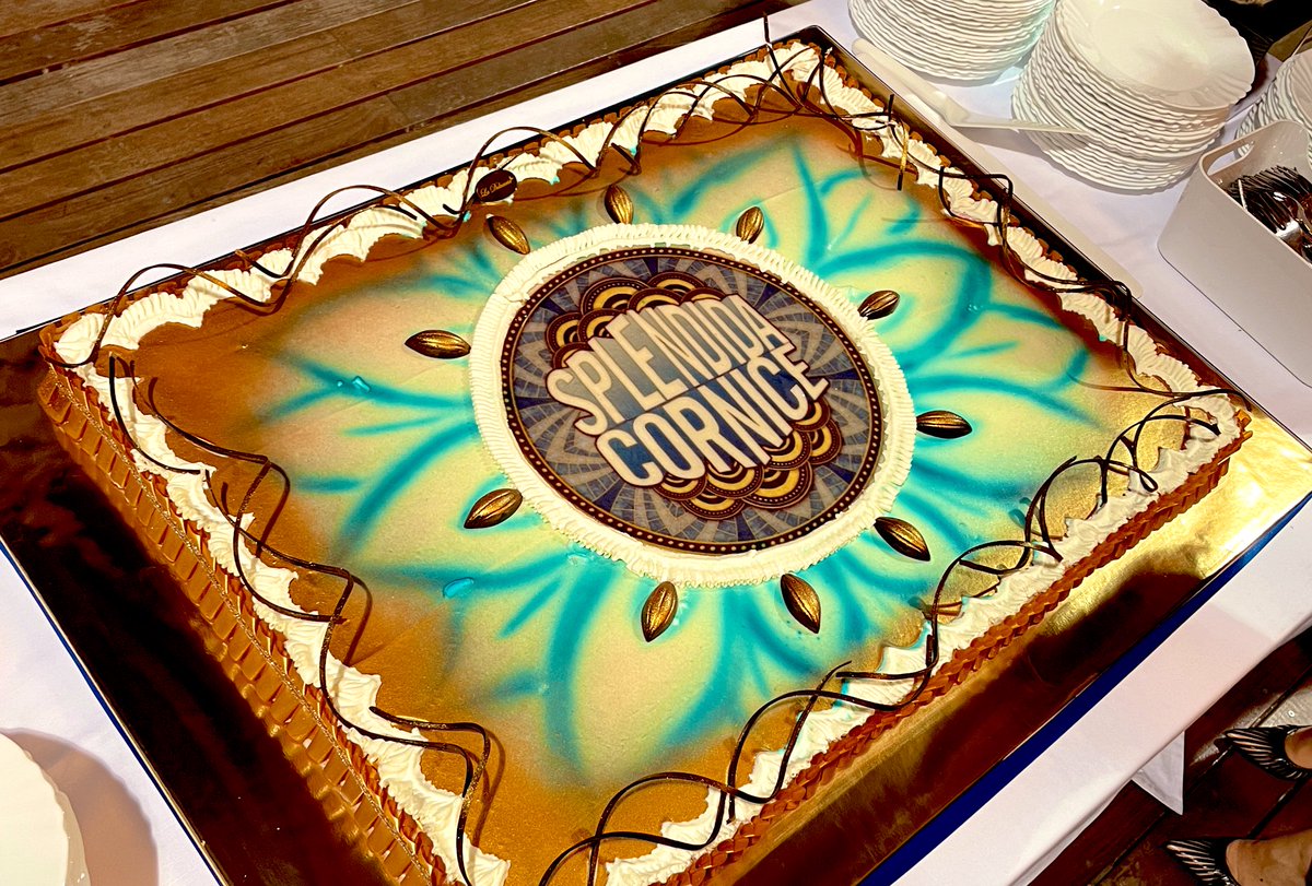 E insomma ADESSO, su <a href="/RaiTre/">Rai3</a>, comincia l'ultima puntata di #SplendidaCornice, il programma al quale ho dedicato gli ultimi mesi, insieme a <a href="/GeppiC/">Geppi Cucciari</a> e a un gruppo di lavoro ai limiti dell'eroico. Sarà una grande puntata, con grandi ospiti; se vi va, guardatela e vogliateci bene