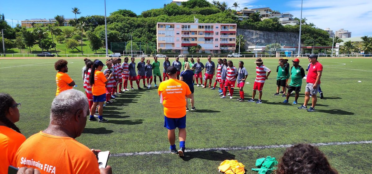 SpielmannSteph's tweet photo. New-Caledonia 🇳🇨 LEAGUE DEVELOPMENT PROGRAMME 
One week with 20 coaches from all the Women’s teams. 
Such a pleasure to being back on the pitch with the U19 WNT.
And grateful to work with my collègue Simon and the incredible @emma_evans7. 
@OFCfootball @fifamedia @Fedcalfoot https://t.co/zgLdPgOMuc