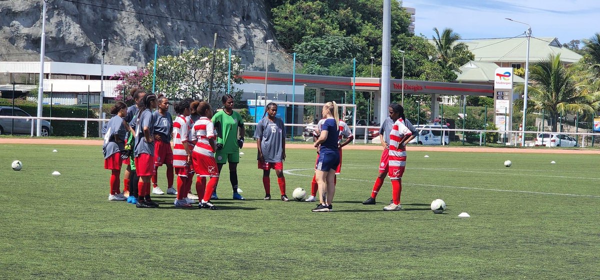SpielmannSteph's tweet photo. New-Caledonia 🇳🇨 LEAGUE DEVELOPMENT PROGRAMME 
One week with 20 coaches from all the Women’s teams. 
Such a pleasure to being back on the pitch with the U19 WNT.
And grateful to work with my collègue Simon and the incredible @emma_evans7. 
@OFCfootball @fifamedia @Fedcalfoot https://t.co/zgLdPgOMuc