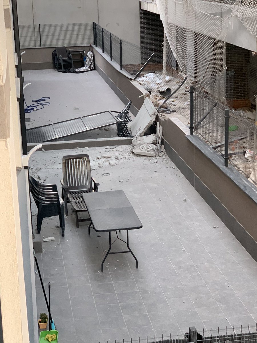 gf_ivan13's tweet photo. Hola @MadridDirecto 
Hoy, después de meses de llamadas y avisos a @PoliciaVelilla y @AytoVelilla sin que ninguno haga nada, hemos estado a punto de vivir una tragedia.
3 minutos antes de caer 2.000kg de piedra, en ese patio estaba jugando una niña pequeña. https://t.co/GHQxQnW9En