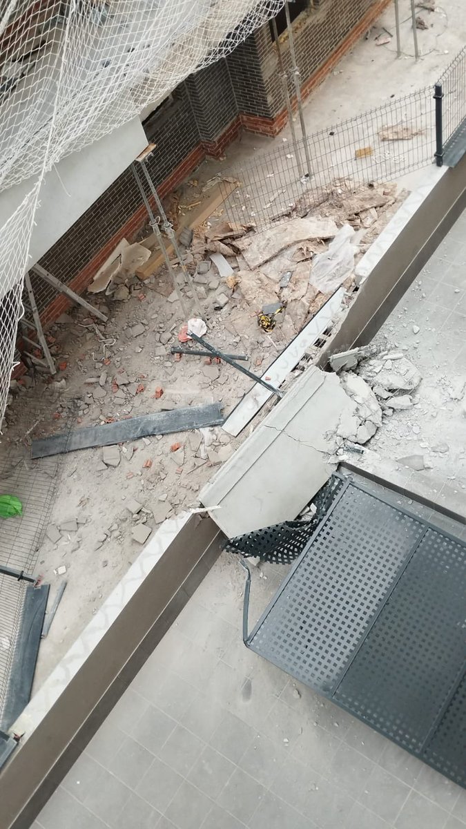 gf_ivan13's tweet photo. Hola @MadridDirecto 
Hoy, después de meses de llamadas y avisos a @PoliciaVelilla y @AytoVelilla sin que ninguno haga nada, hemos estado a punto de vivir una tragedia.
3 minutos antes de caer 2.000kg de piedra, en ese patio estaba jugando una niña pequeña. https://t.co/GHQxQnW9En