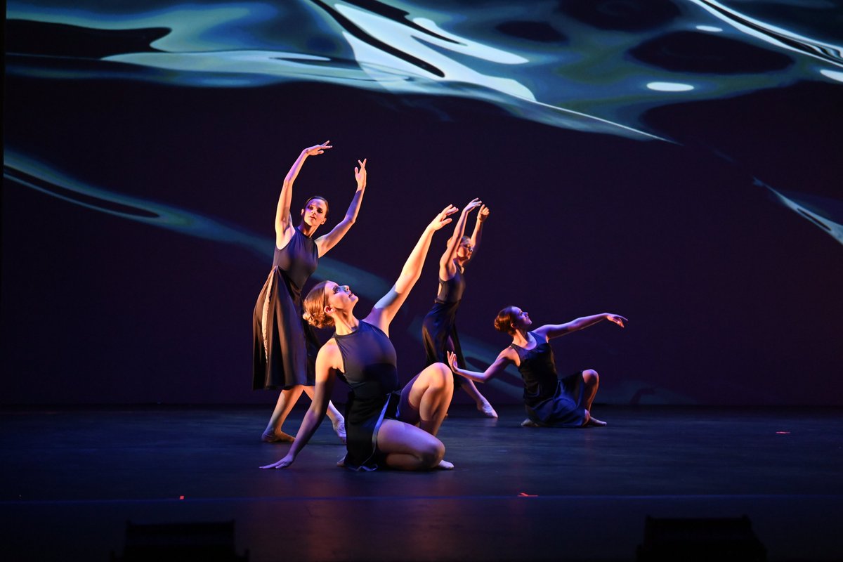 unccharlotte's tweet photo. 24 students + 13 pieces of music + 200 lighting cues = @CLT_COAA Spring Dance Concert 💃🤩👏 https://t.co/OEsII29RrH