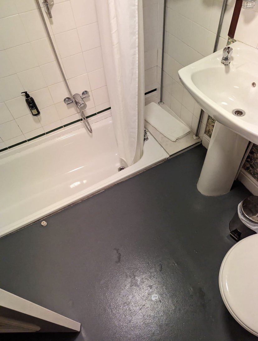 CasualUK_'s tweet image. Bath in the floor. (Hull, UK)