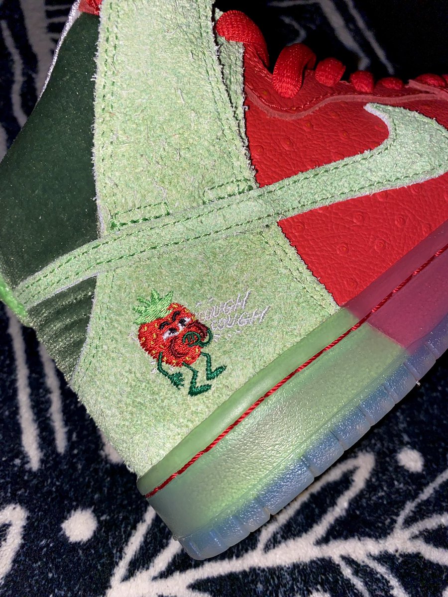 Stephanie_azuu's tweet photo. WFH 👩🏻‍💻 attire 🍓💨 without the blunt 😢 @snkr_twitr @nikesb https://t.co/5qIhJOPGB8