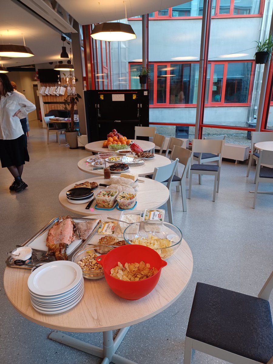 NoahHensen's tweet photo. Todays #KickAssScience was all about meeting up with our Humongous Fungus friends from Uppsala! Learning cool things about everyone's work, and ofcourse eating good food from all around the world! https://t.co/lfUlXb0TAZ