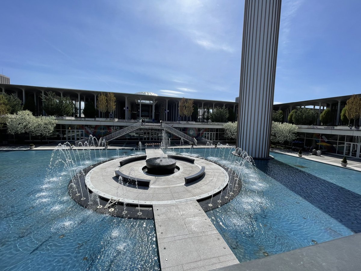 ORCiesielski's tweet photo. UA U Know, spring is here at #UAlbany ☀️ 💜 https://t.co/3RBQDSQtVo