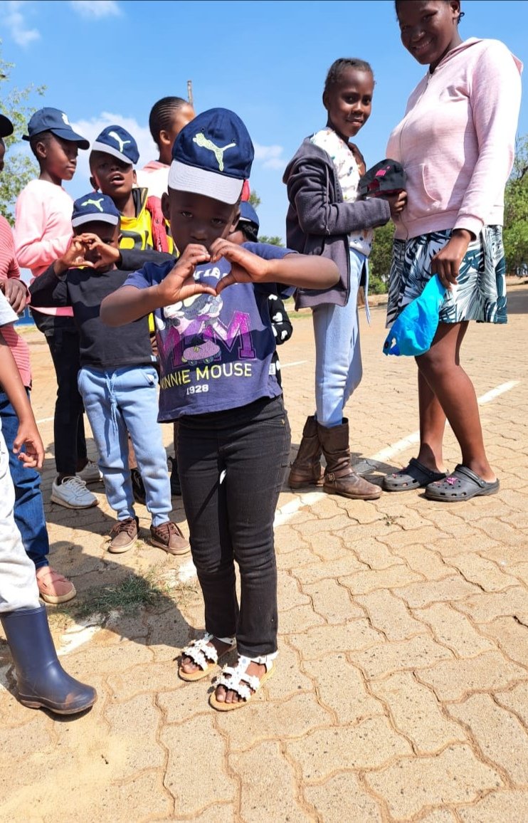 CampSizananiLS's tweet photo. 💥CSLS donated caps to our future leaders!!💃#benefitsof attendingclub💯😜#sizananiturns20#GlobalCampsAfrica#SizananiGoesOn🕺 https://t.co/j59IVbuaTO
