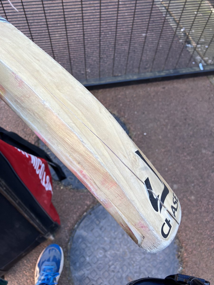 RichRSin's tweet photo. @ChaseCricket Bit disappointed that a bat that is not even a year old cracks like this when has only been used by an u13. https://t.co/ZEBCZ9mphi