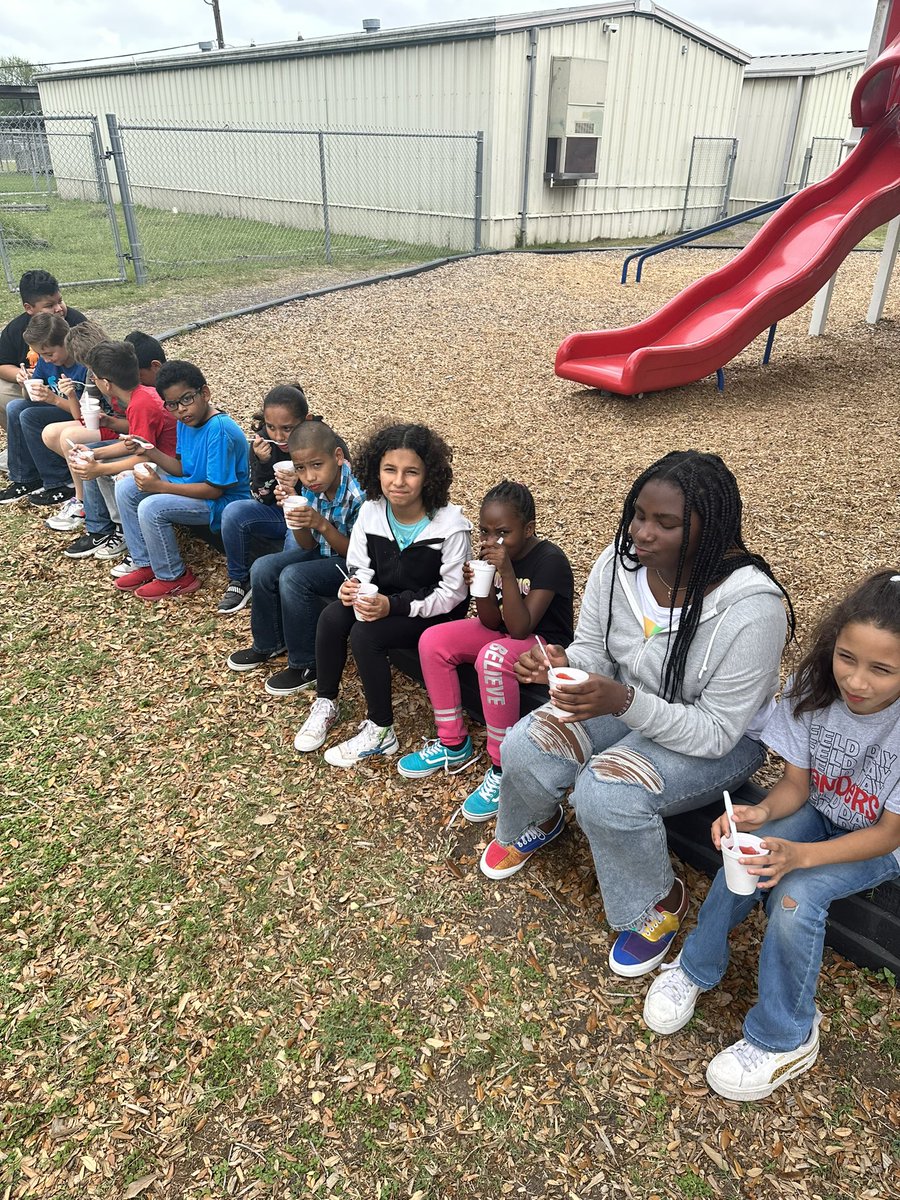 Our AR celebration was in full swing today! Students who met their AR goal for the 5th six weeks where able to enjoy a snow cone today. Thank you Ms. Morin for putting all of this together 🧊🍧🎉 #teamsanders #weareccisd #CCISDproud