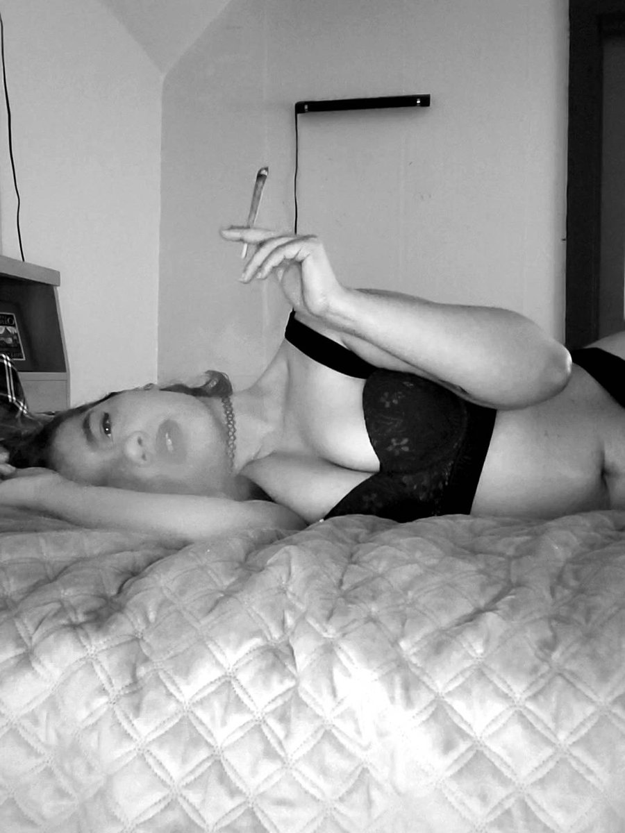 Little_Mess69's tweet photo. Breathe in.....breathe out....
#llinkinbio #fyp #little_mess #420 #smoking https://t.co/uGfnNeVN83