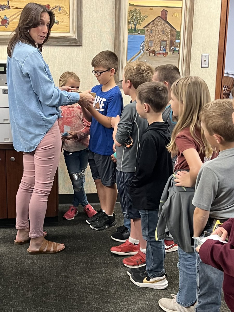 mskmayo's tweet photo. 2nd Grade visit to the Stock Exchange Bank @USD360_Caldwell https://t.co/hIvMnPgWWY