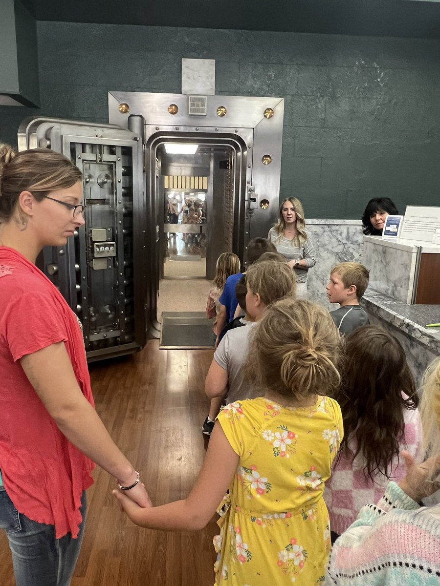 mskmayo's tweet photo. 2nd Grade visit to the Stock Exchange Bank @USD360_Caldwell https://t.co/hIvMnPgWWY