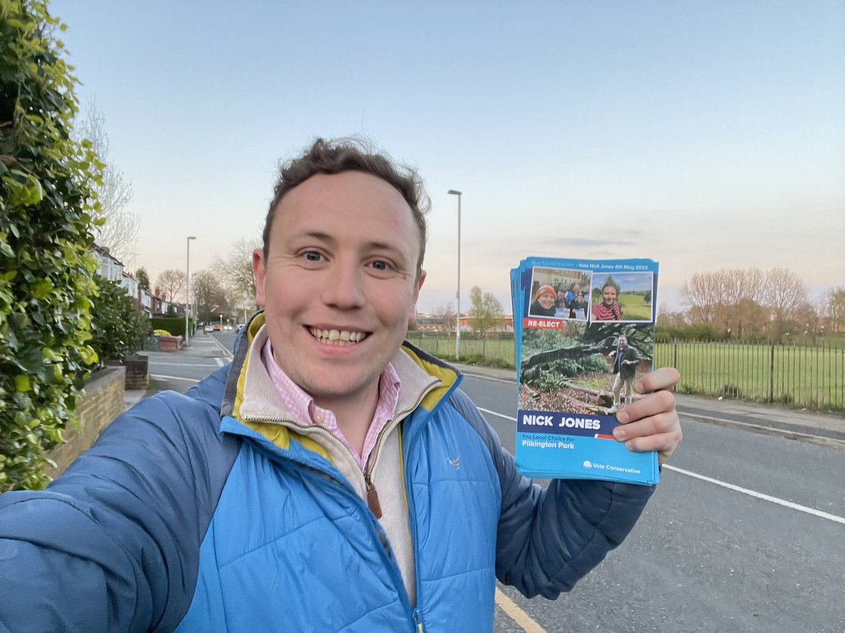 JonesNick_UK's tweet photo. Beautiful evening to be out on Pilkington Park delivering my latest leaflet #reportingback and discussing local matter with residents https://t.co/m68Q4cDXCz