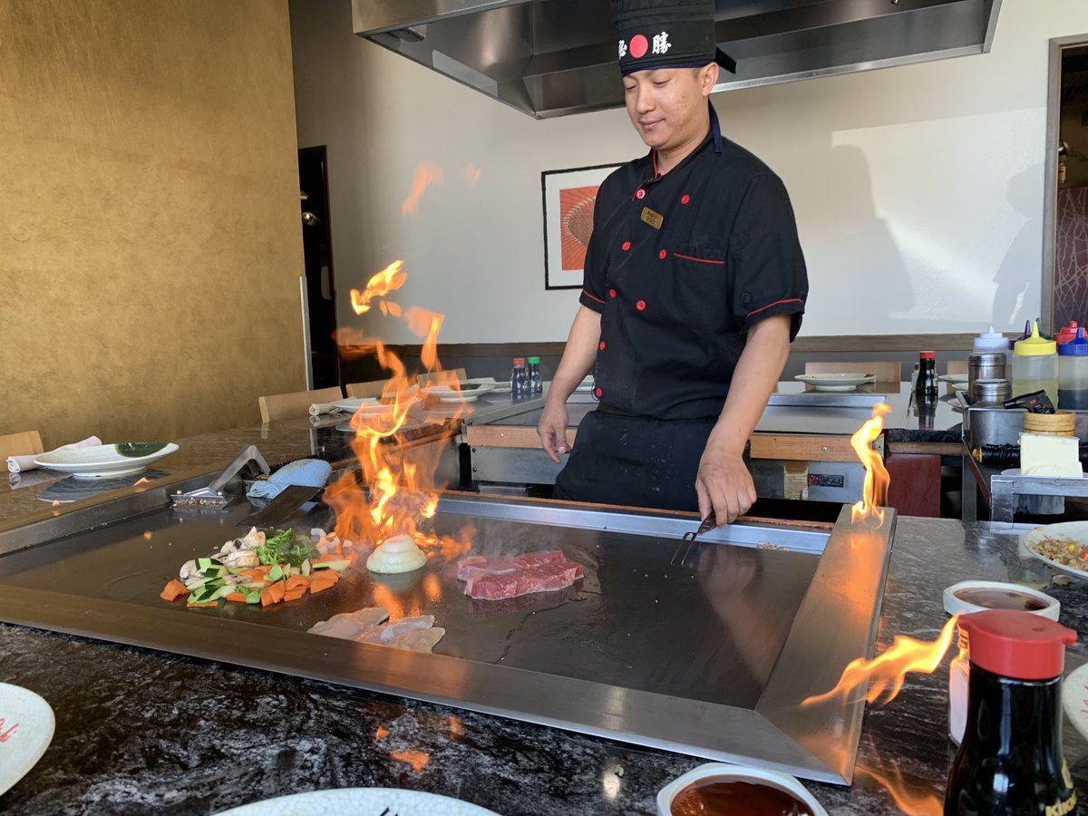 DaleYurongABC30's tweet photo. Teppanyaki 🔥 🔥 🔥
Chef George Vang at @HinoOishi puts on a show tonight on #DineNDish #Liveat6 https://t.co/pf2njkohmu