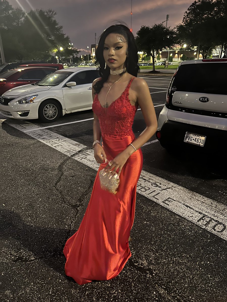 aangieamor's tweet image. Thought Twitter should see my pics from prom too🤭 #pvamu #classof2020