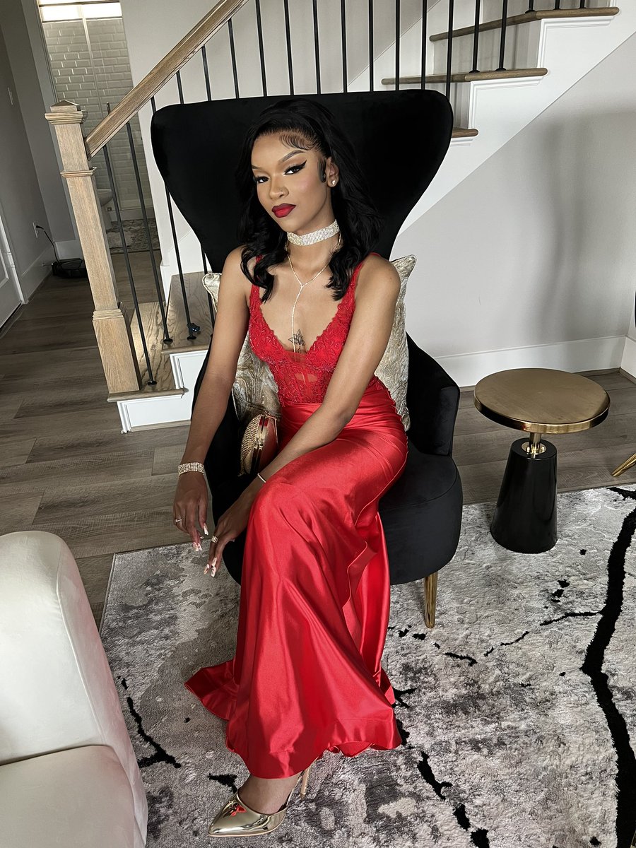 aangieamor's tweet image. Thought Twitter should see my pics from prom too🤭 #pvamu #classof2020