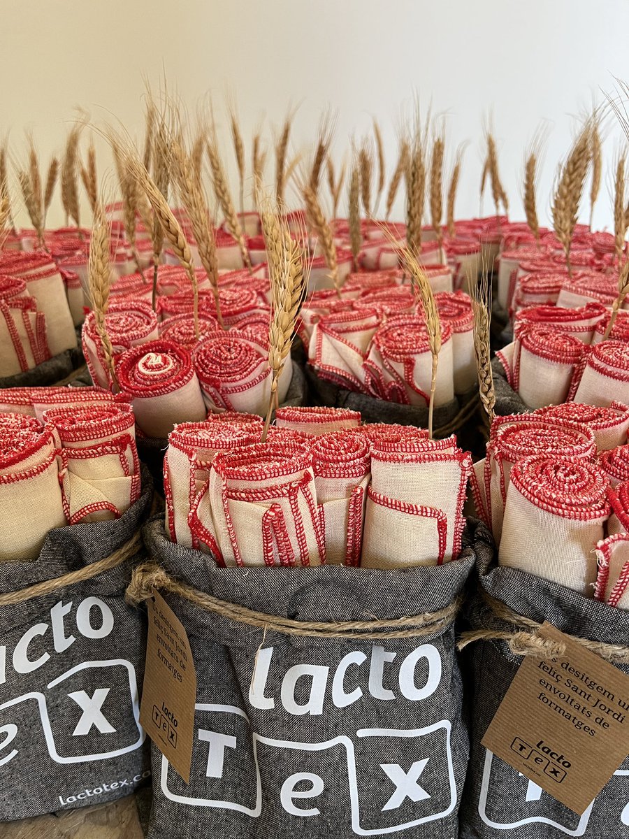 LACTOTEX's tweet image. A punt d'iniciar un dels caps de setmana més bonics de l'any? Aquest amb celebració doble.
Sant Jordi 🌹➕🧀 @LactiumVic 
Nosaltres ja tenim els obsequis a punt per als formatgers! Visca la festa del formatge català!
#lactium #lactiumvic #formatge #formatgecatala #formatgeartesa