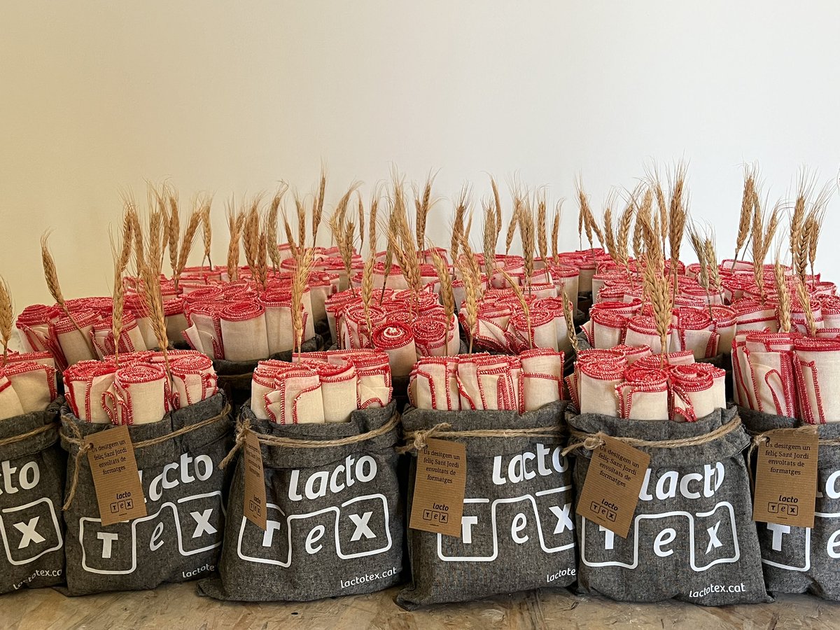 LACTOTEX's tweet image. A punt d'iniciar un dels caps de setmana més bonics de l'any? Aquest amb celebració doble.
Sant Jordi 🌹➕🧀 @LactiumVic 
Nosaltres ja tenim els obsequis a punt per als formatgers! Visca la festa del formatge català!
#lactium #lactiumvic #formatge #formatgecatala #formatgeartesa