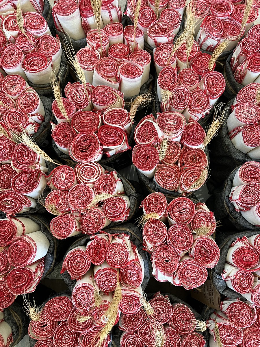 LACTOTEX's tweet image. A punt d'iniciar un dels caps de setmana més bonics de l'any? Aquest amb celebració doble.
Sant Jordi 🌹➕🧀 @LactiumVic 
Nosaltres ja tenim els obsequis a punt per als formatgers! Visca la festa del formatge català!
#lactium #lactiumvic #formatge #formatgecatala #formatgeartesa